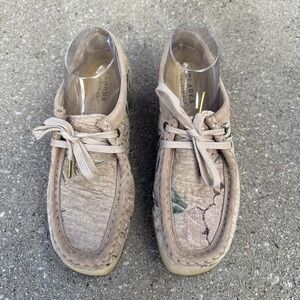 Clarks Wallabee Boot Lace Up Chukkas In Beige Floral Embroidery  WOMEN Size 9.5